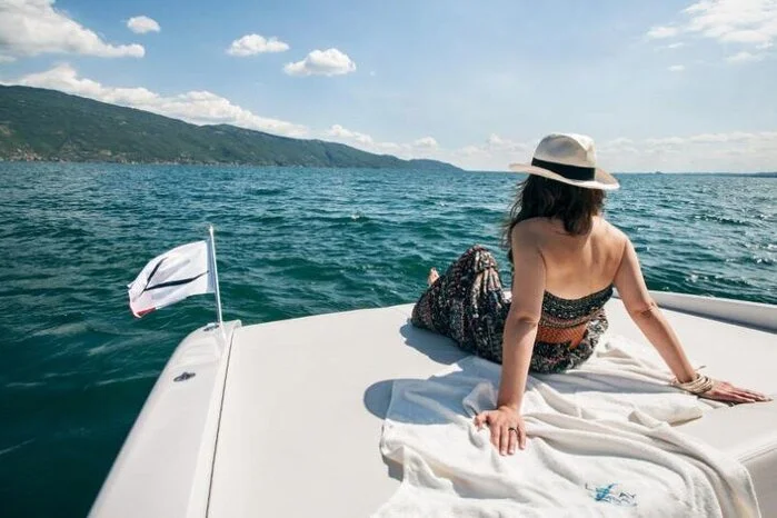 Frauscher 1017. Ein privater Skipper entführt bis zu zehn Gäste auf eine, an individuelle Wünsche angepasste, Tour über den Gardasee. Abgerundet wird das circa zweistündige Erlebnis mit einem Gourmet-Dinner an Bord. 