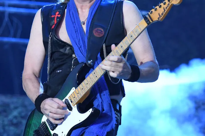 Adrian Smith begeisterte mit seinem Gitarrenspiel.