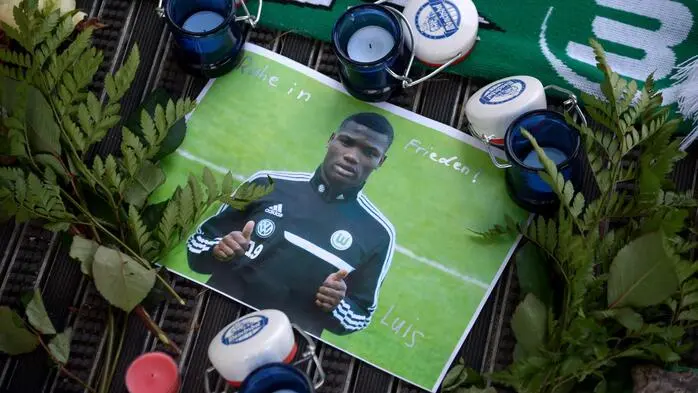 Junior Malanda, Fußball (20): Der belgische Profi-Fußballer des VFL Wolfsburg verstarb 2015 bei einem Verkehrsunfall auf der A2 in Deutschland. 