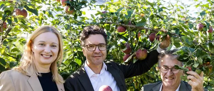 Katrin Hohensinner-Häupl, Spar-Vorstand Markus Kaser und Manfred Hohensinner in der Frutura-Testanlage in Herrnberg in der Oststeiermark