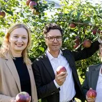 Katrin Hohensinner-Häupl, Spar-Vorstand Markus Kaser und Manfred Hohensinner in der Frutura-Testanlage in Herrnberg in der Oststeiermark
