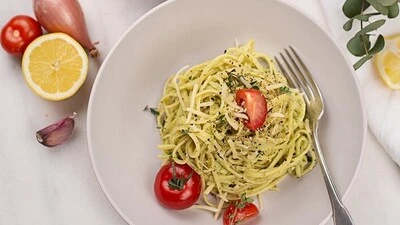 Spaghetti mit Avocado Pesto Low-Carb
