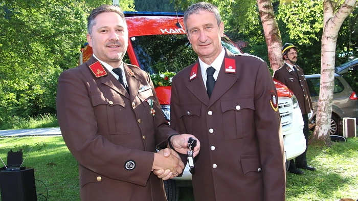Kainachs Bürgermeister Viktor Schriebl übergab den Autoschlüssel an HBI Wolfgang Scherz, Landesfeuerwehrrat Christian Leitgeb überreichte gemeinsam mit Bundesrätin Elisabeth Grossmann Auszeichnungen und Urkunden an verdiente und langjährige Feuerwehrmitglieder.