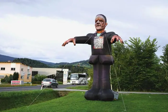 Frankenstein höchstpersönlich kündigt den Halloween-Rave in Bärnbach seit Wochen an, hier an der B 70 in Söding-St. Johann
