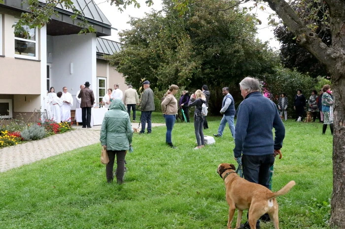 ... Vikar Francis Nelaturi, Diakon-Anwärter Wolfgang Kahle, Pastoralassistent Christian Leitgeb, Mesnerin Gerti Kuess sowie Pädagogin Sonja Pipam. 