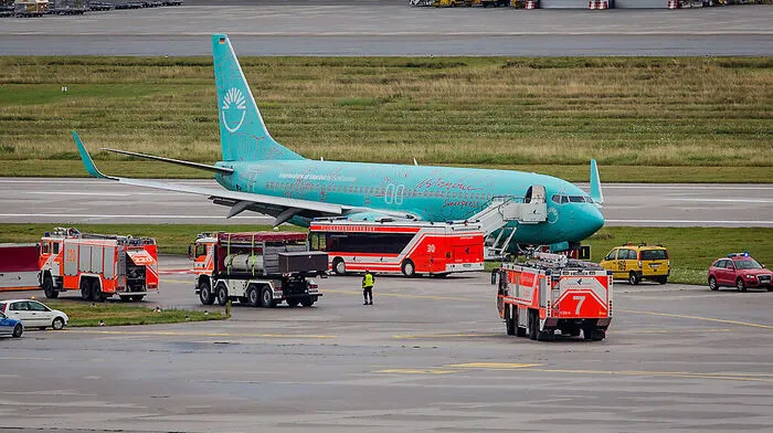 Das von der Landebahn abgekommene Flugzeug