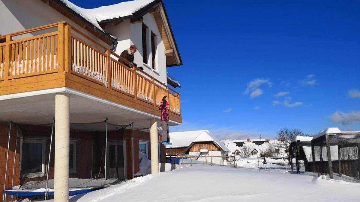 Maria Sommersguter lässt sich genüsslich in den hohen Schnee fallen