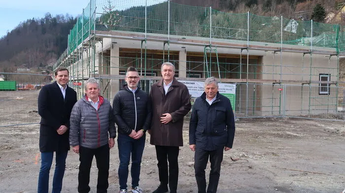 Baustellenbegehung mit Geschäftsführer Bernd Kohlbacher, Obfrau-Stellvertreter Christian Stockreiter von der Lebenshilfe Mürztal, Heinz Schlagbauer, Geschäftsführer er Lebenshilfe Mürztal, Bürgermeister Karl Rudischer und Hubert Kohlbacher