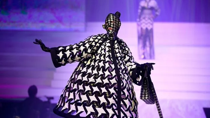 Der französische Star-Designer Jean Paul Gaultier hat mit einer spektakulären Show seinen Abschied von den Haute-Couture-Modenschauen zelebriert.