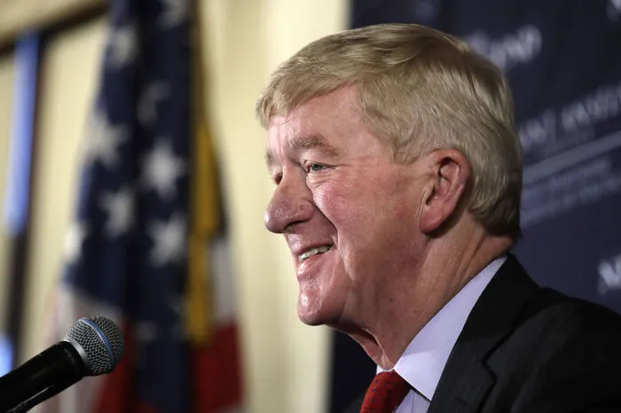 Er ist der einzige Republikaner, der bislang erklärt hat, Trump herauszufordern – und vermutlich wird ihm keine weiterer folgen. Weld war einmal der Gouverneur von Massachusetts, doch das ist lange her. Zuletzt machte er von sich reden, indem er 2016 als Vize-Präsidentschaftskandidat für die Libertäre Partei antrat und bundesweit immerhin 4,5 Millionen Stimmen holte. Dass er dem Präsidenten die republikanische Nominierung wirklich streitig machen kann, glaubt indes so gut wie niemand. Weld will es aber zumindest versucht haben.