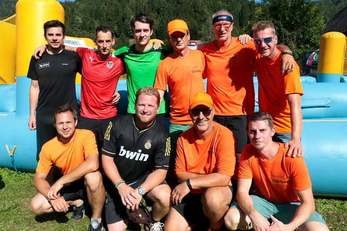 ...das Team der "Gallmannsegger Legionäre" vor der "Tischlerei Anabith".