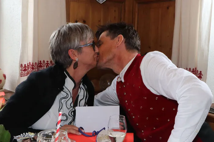 Zum 30. Hochzeitstag gab es ein Bussi von Günther Jordan füe seine liebe Frau Petra Jordan beim Reidnwirt.