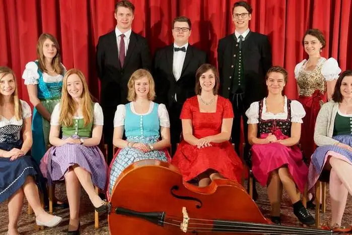 Klasse 8 AAusgezeichneter Erfolg: Lena Neuper, Magdalen Rye, Erik Schröker, Esther Wolf. Guter Erfolg: Benedikt Berger. Bestanden: Leonie Gassner, Eva Haim, Julia Kaltenegger, Vera Palmetzhofer, Rupert Peinsipp, Daniela Reiter