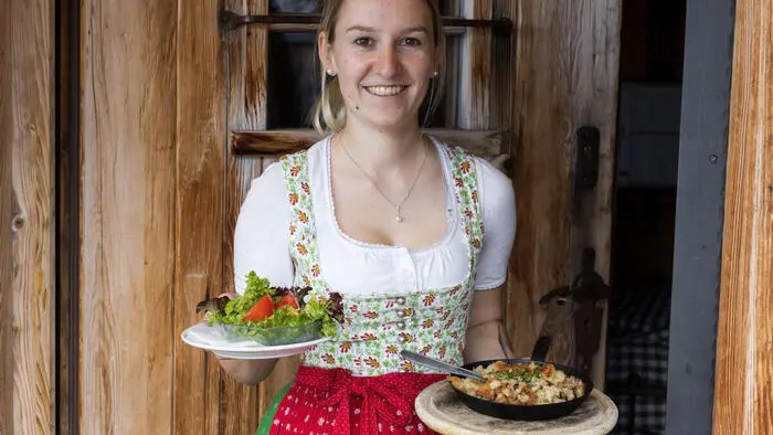 Eva-Maria Schrempf von der Brandalm weiß: In der traditionellen Pfanne werden Steirerkasnockn doppelt so gut.