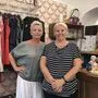 Verkäuferin Linde Kahr (l.) und Daniela Jechart im Carla-Laden in Voitsberg