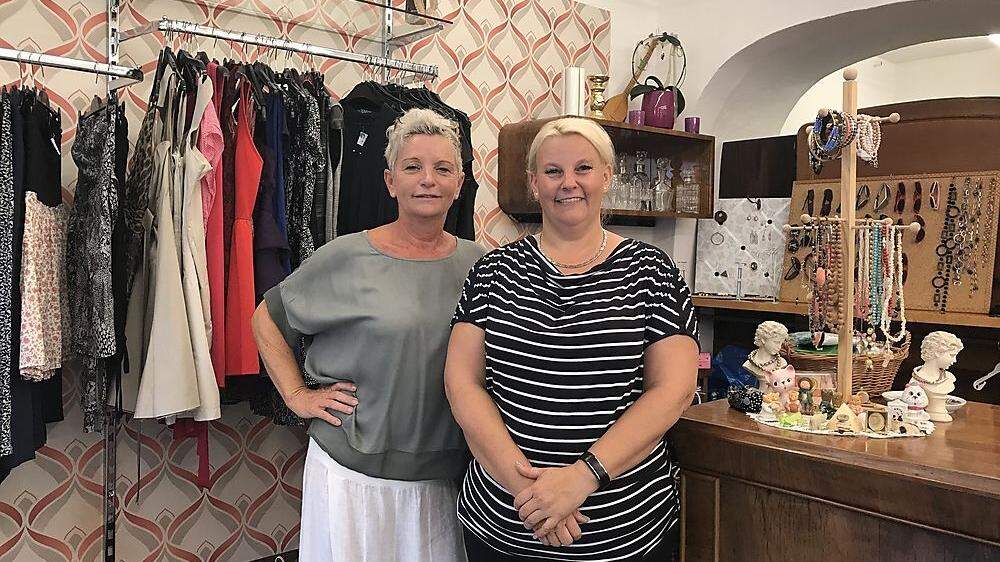 Verkäuferin Linde Kahr (l.) und Daniela Jechart im Carla-Laden in Voitsberg