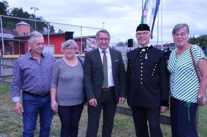 Bezirksobmann Johann Edler konnte eine Reihe von Ehrengästen, unter ihnen Bürgermeister Johannes Schmid, dessen Vorgänger Engelbert Köppel und Franz Schriebl, Vizebürgermeisterin Martina Weixler, den Landtagsabgeordneten Erwin Dirnberger und Christian Flechl als Vertreter des Landes-Blasmusikverbandes begrüßen. 