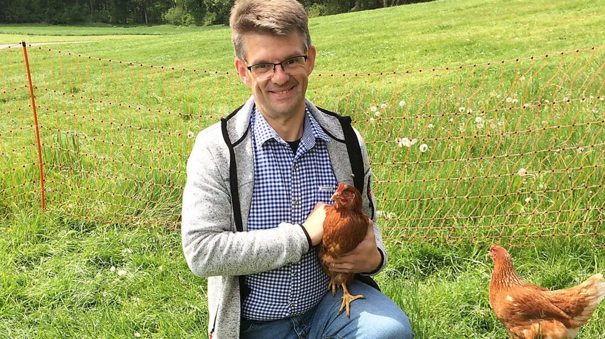 Markus Tschischej mit seinen braunen Legehühnern