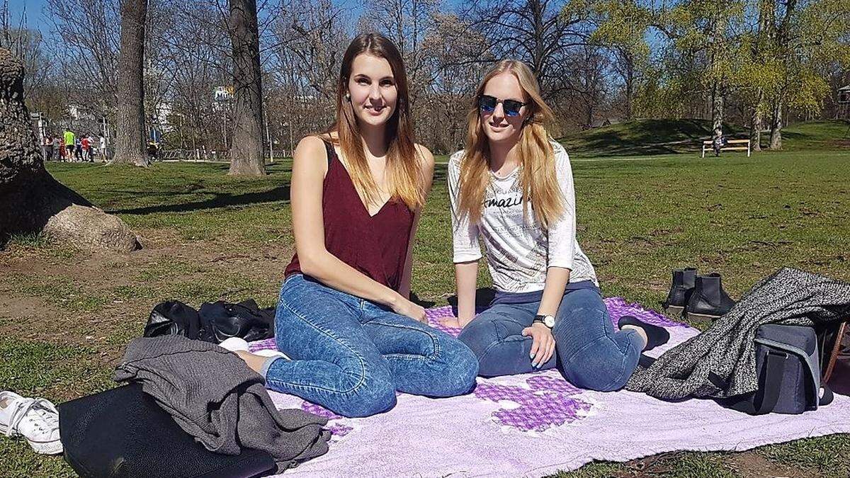 Manuela und Corinna genießen die Sonne im Augartenpark