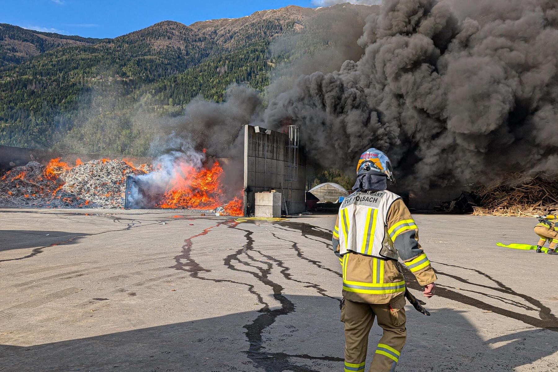 Wind forderte Feuerwehrleute bei Brand auf Mülllagerplatz
