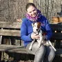 Tierheimleiterin Barbara Fauster (im Bild mit Foxterrier-Dame Pixi, die noch ein Zuhause sucht) hofft, dass bald neue Räumlichkeiten für den Flohmarkt gefunden werden