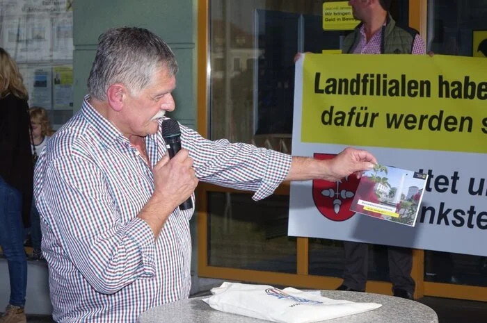Der Sprecher der Initiative "Rettet die Raiffeisen-Bankstelle Bad Blumau", Karl Groß, argumentierte gegen die Schließung.