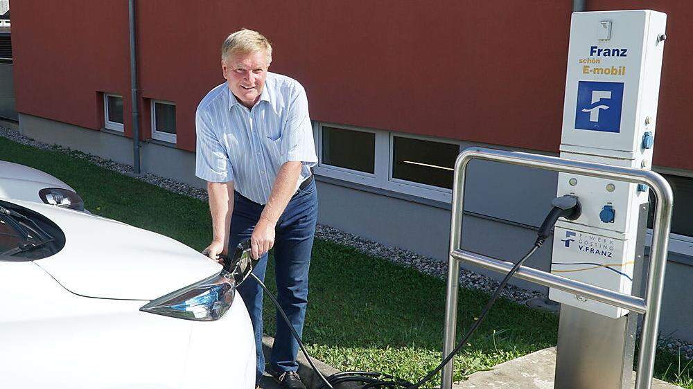 Bürgermeister Zimmermann (ÖVP) tankt das neue E-Auto