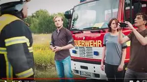 Eine gestellte Szene aus dem Video "Sei kein Gaffer"