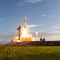 Laufend heben Raketen mit Hardware für das Weltall ab, hier  eine Falcon-Heavy-Schwerlastrakete von SpaceX in friedlicher Mission