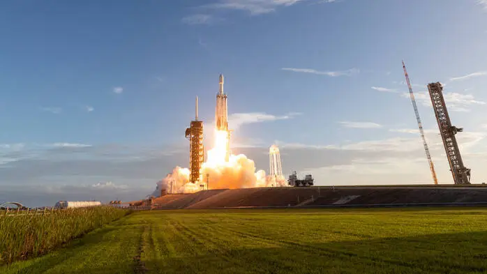 Laufend heben Raketen mit Hardware für das Weltall ab, hier  eine Falcon-Heavy-Schwerlastrakete von SpaceX in friedlicher Mission