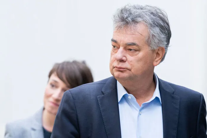 März: "Die Lage ist und bleibt beschissen." - Michael Roth (SPD), Vorsitzender des deutschen auswärtigen Ausschusses, kann und will die Lage in der Ukraine nicht schönreden. "Die Vorgänger-Bundesregierungen und allen voran die Wirtschaftskammer, die Putin den roten Teppich ausgerollt haben, Standing Ovations, roter Teppich mit Schleimspur, das geht sich nicht aus." - Vizekanzler Werner Kogler (Grüne) will den russischen Angriffskrieg nicht als Ausrede für eine Verschiebung der CO₂-Bepreisung hören. "Escort Service mach ich nicht", erklärt ÖGB-Präsident Wolfgang Katzian, der bei Entscheidungen der Regierung nicht nur daneben stehen, sondern auch mitreden will.