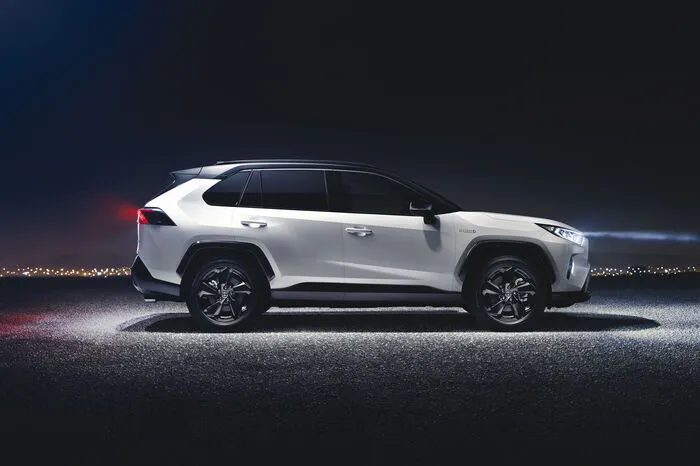 Trotzdem bleibt der RAV4 seinen Stärken in der Stadt treu: Mit einer Länge von 4600 Millimetern ist er im Vergleich zum aktuellen Modell nur geringfügig anders dimensioniert.