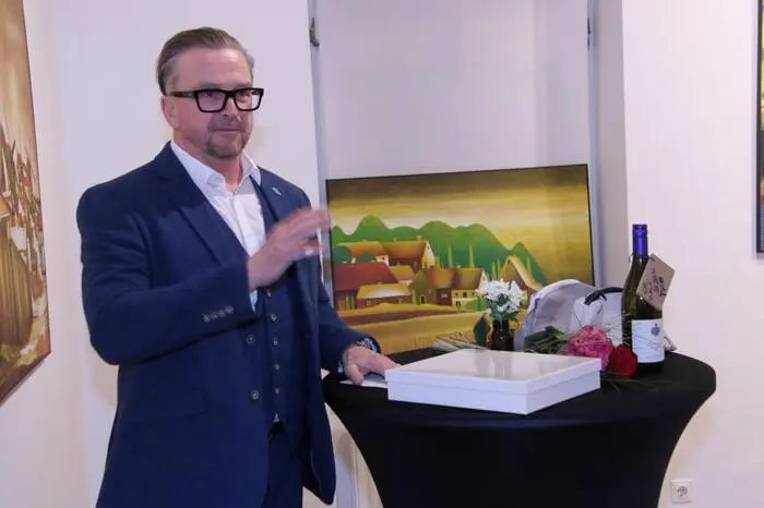 Bürgermeister Helmut Linhart betonte in seiner Begrüßung, dass es österreichweit und darüber hinaus zwar Ausstellungen mit bekannteren Namen gegeben habe, „aber keine so berührende und gleichzeitig inspirierende Ausstellung wie diese. Das verdanken wir neben den beiden Damen Elisabeth Raunig und Monika Barwig vor allem Dir, lieber Hans Giegerl.“ 