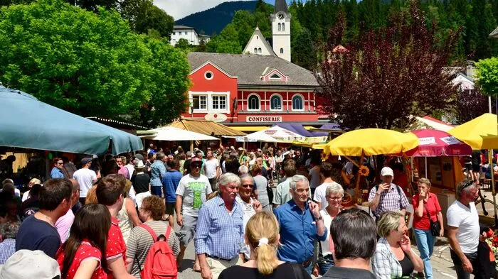 Tausende Speckliebhaber ließen sich am Samstag in Österreichs Speckhauptstadt Hermagor den berühmten Gailtaler Speck munden. Ganze sechs Tonnen dieser rauchzarten Verführung hatten die Gailtaler Speckbauern für dieses Jubiläumsfest vorbereitet. Der Ansturm am Samstag lässt vermuten, dass nichts davon übrigbleiben wird.