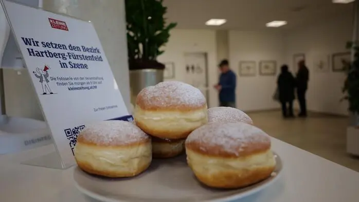 Spätestens mit der offiziellen Eröffnungsfeier des neuen Büros der Kleinen Zeitung in der Alleegasse 8, fiel im Oktober 2025 der Startschuss für eine noch modernere Redaktion in Hartberg. Seither stehen Lesern und Interessierten die Türen der Kleinen Zeitung offen. Von Montag bis Freitag bietet das Team Auskünfte zu Abos, Veranstaltungen und den Angeboten der Kleinen Zeitung. 