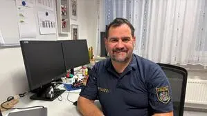 Ein Mann sitzt in seinem Büro vor seinen Computerbildschirmen.  | Markus Tilli ist seit 1. Jänner Bezirkspolizeikommandant von St. Veit und der Nachfolger von Daniela Puffing