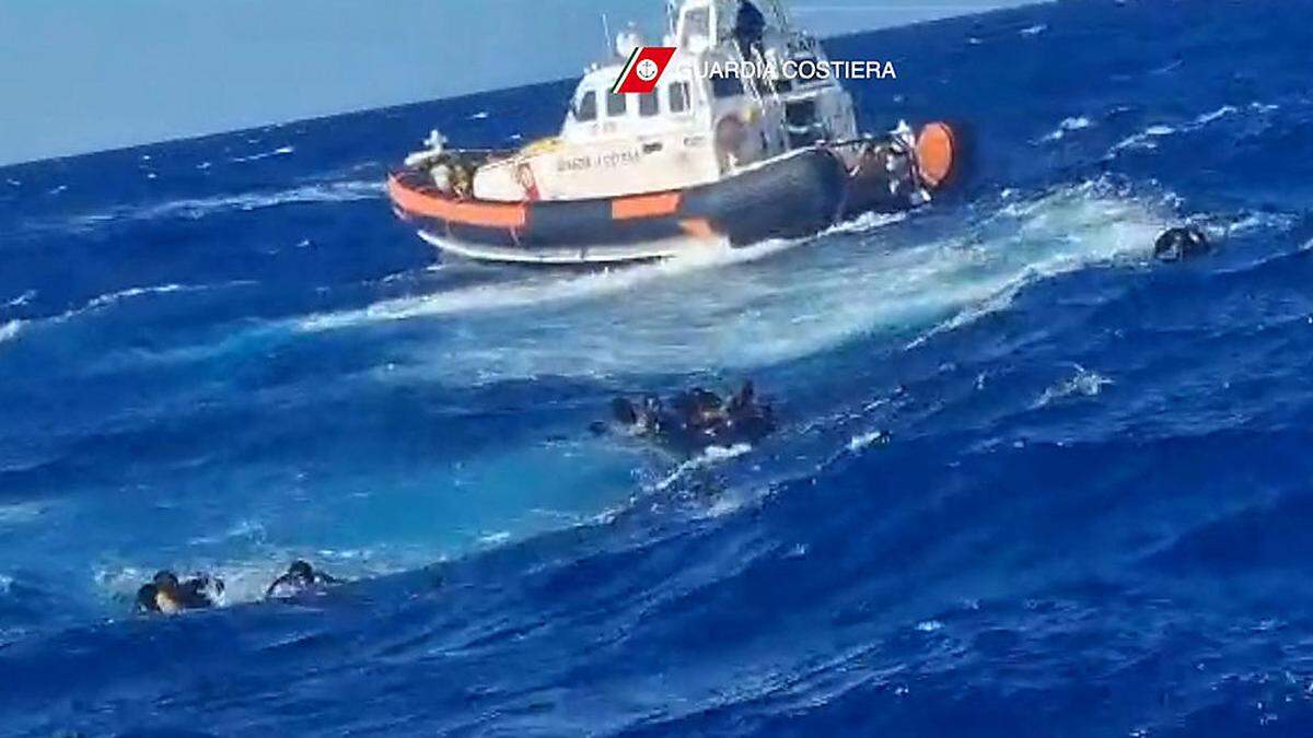 Bilder der italienischen Küstenwache bei einer durchgeführten Rettungsaktion am 5. August 2023