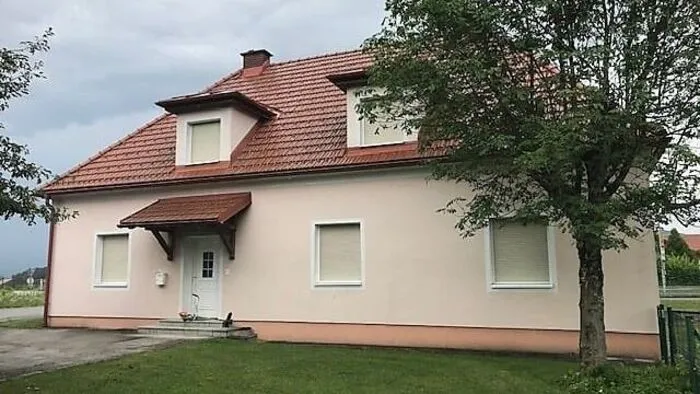 Die Gemeinde veräußert das Gebäude, in dem vor Jahrzehnten noch Lehrer lebten, mit zwei kleinen Wohnungen