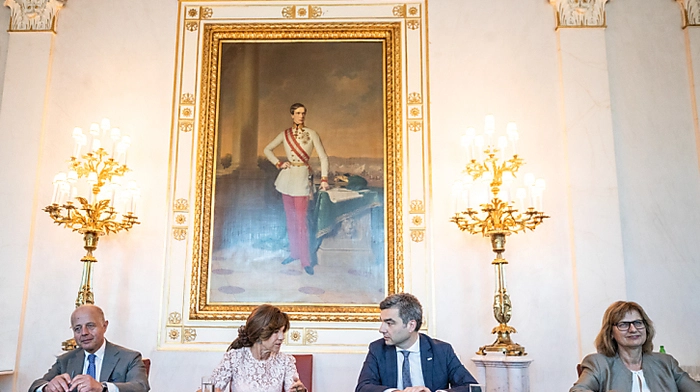 Kanzlerin Brigitte Bierlein mit Justizminister Clemens Jabloner (links) und Innenminister Wolfgang Peschorn (rechts)