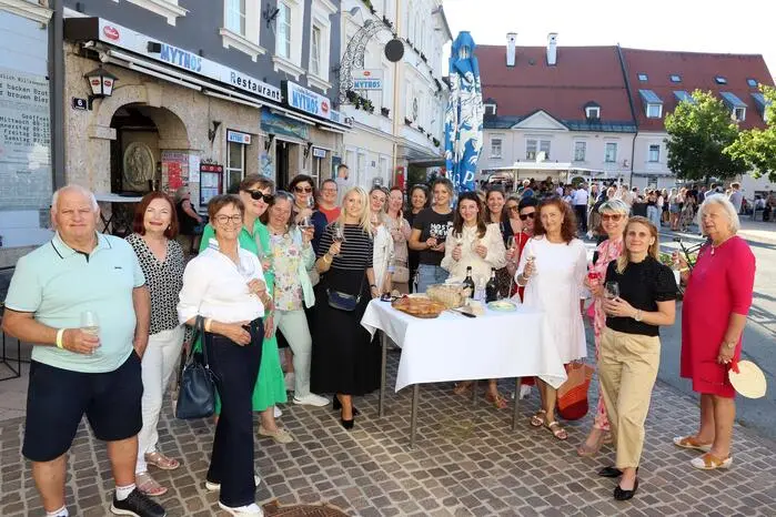 Seitens der Frau in der Wirtschaft Brigitte Truppe-Bürger und WKK-Vizepräsidentin Astrid Legner waren mit einer großen Runde dabei!