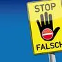 Geisterfahrer; Falschfahrer; vorsicht; warnung; achten; achtung; aufmerksamkeit; aufpassen; auto; bremsen; dreieck; gebot; gefahr; gesetz; hinweisschild; icon; kfz; laut; regel; risiko; rot; rufzeichen; schild; symbol; transport; unfall
