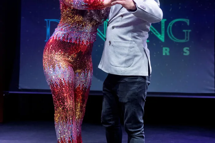 Styling-Expertin Martina Reuter und Profitänzer Nikolaus Waltl trainieren einen Jive zu "Nie genug" von Christina Stürmer für die erste Show.