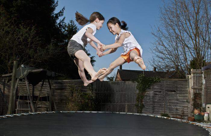 Kinder lieben es, auf Trampolinen herumzuspringen, aber diese Freizeitbeschäftigung birgt leider viele Gefahren. Regel Nummer eins: Niemals sollten mehrere Kinder gleichzeitig springen.