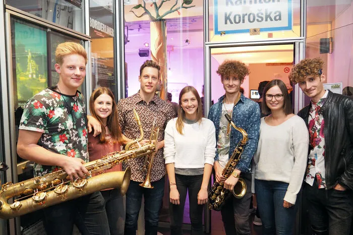Am Donnerstag eröffnete der Klub der Kärntner Slowenischen Studenten in der Klagenfurter Spengergasse nach der Sommerpause mit einem Konzert der Klagenfurter Band Blowing Doozy mit einer Instrumentalversion des Liedes Poker Face.