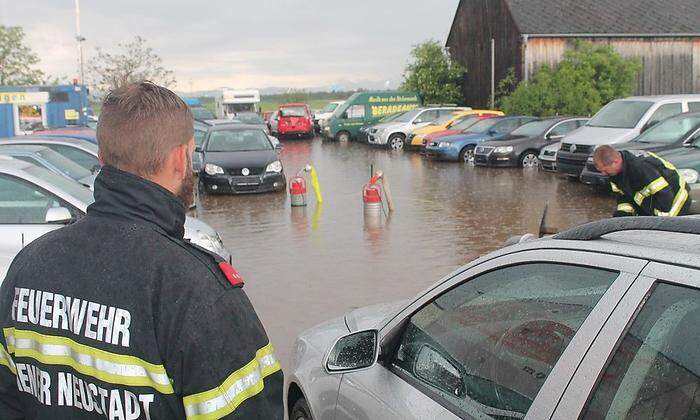 In Wiener Neustadt wurde ein Parkplatz überschwemmt