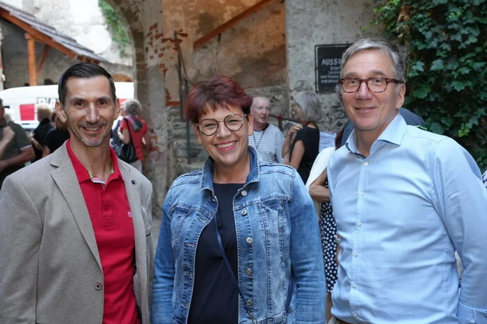Kulturinitiative-Obfrau Heidemarie Penker mit Gatten Hansjörg und Detlef Dumon