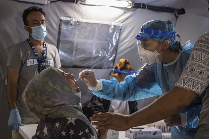 Zur humanitären Notlage kam heuer auch die Coronakrise. Nach der Feststellung des ersten Coronafalls wurde das Lager Anfang September unter Quarantäne gestellt. 