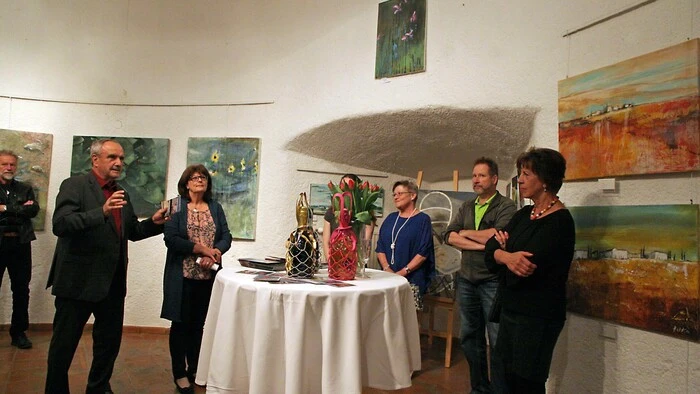 Völkermarkts Bürgermeister Valentin Blaschitz eröffnete Donnerstagabend die Ausstellung mit drei Künstlerinnen der "Klagenfurter Sezession" im Rahmen der Reihe "Kunst im Turm" und bedankte sich beim Kunstverein "Art 13" mit Herlinde Sander (rechts neben ihm) für die Organisation.