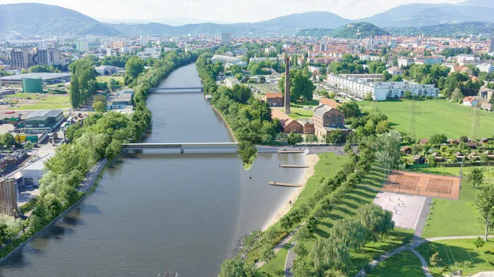Die Stadt plant massive Änderungen entlang der Mur. Die Pläne wurden am Dienstag präsentiert, erste Skizzen gibt es bereits. Hier am Grünanger wird die Mur verbreitert, eine Insel entsteht, genauso wie Sonnen- und Liegedecks. Außerdem sind Treppen- und Sitzstufen vorgesehen, ein Rastplatz mit Tischen und Bänken sowie eine der fünf neuen Bootsanlagestellen für die Öffi-Schifffahrt auf der Mur.