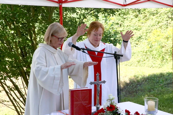 Nach der Feldmesse mit den Pastoralassistentinnen Christine Görtschacher und Eva Schwarz-Dellemeschnig (von links) ... 